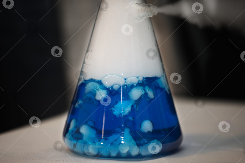 Скачать Химическая колба с синим раствором. Опыты и эксперименты. фотосток Ozero