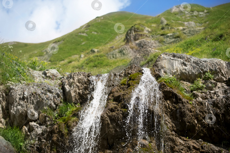 Скачать Красивый водопад на горе с водопадом голубого неба в тропическом высокогорье. фотосток Ozero