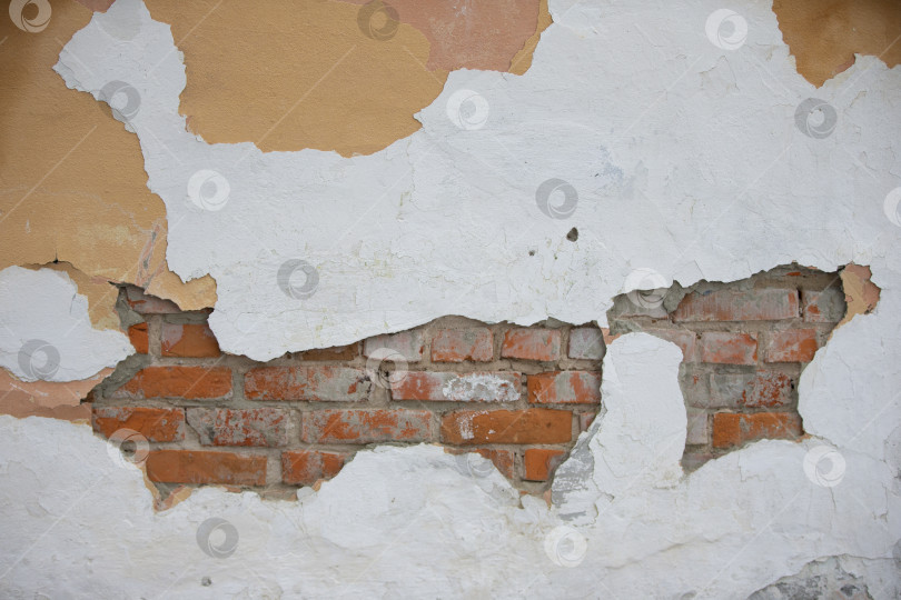 Скачать Текстура старой кирпичной стены с облупившейся белой краской. фотосток Ozero