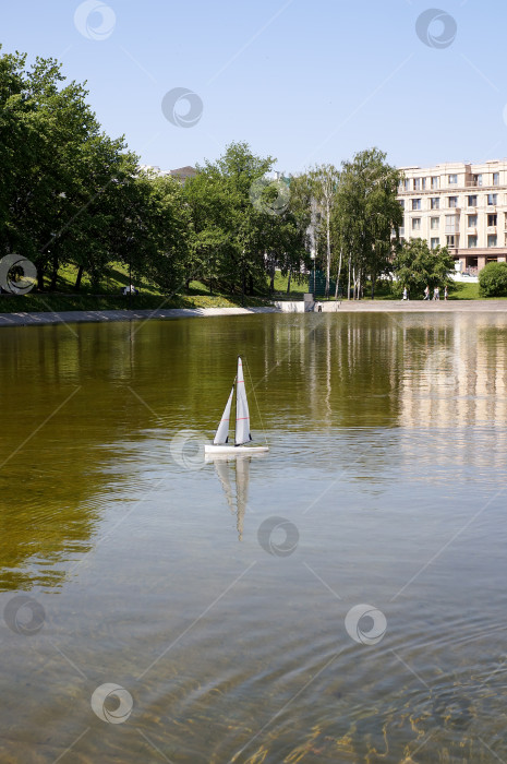 Скачать Казань, Татарстан, Россия - июнь 2024: Радиоуправляемый кораблик на глади воды фотосток Ozero