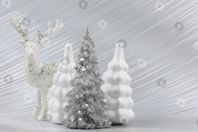 Скачать Рождественский или новогодний фон с серебристой заснеженной елью и оленем. Яркий праздничный фон. фотосток Ozero