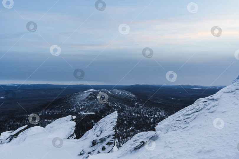 Скачать На краю скалы фотосток Ozero