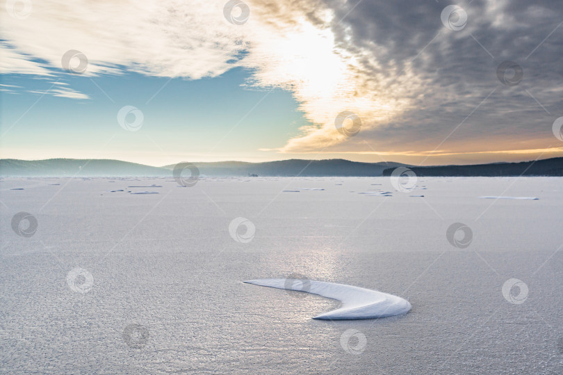 Скачать Полумесяц на льду фотосток Ozero