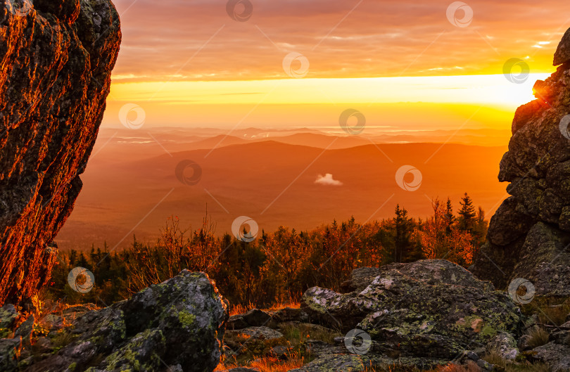 Скачать Восход меж скал фотосток Ozero