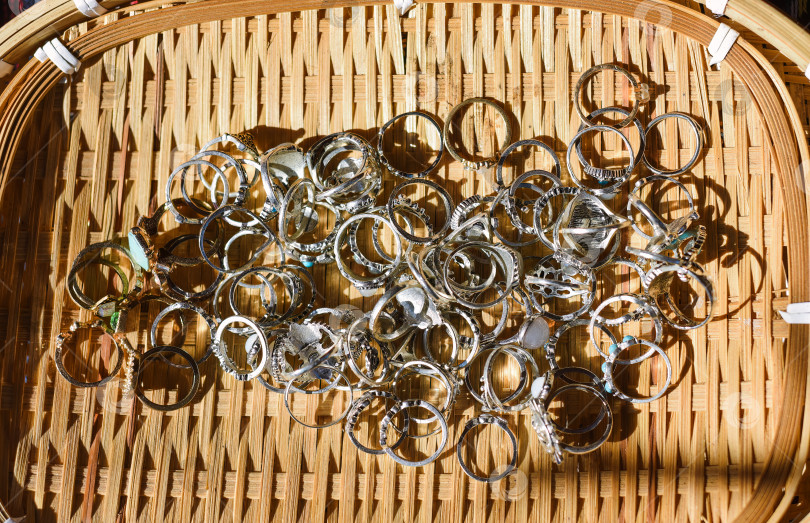 Скачать На вьетнамском ночном рынке представлено множество различных колец с искусственными украшениями фотосток Ozero