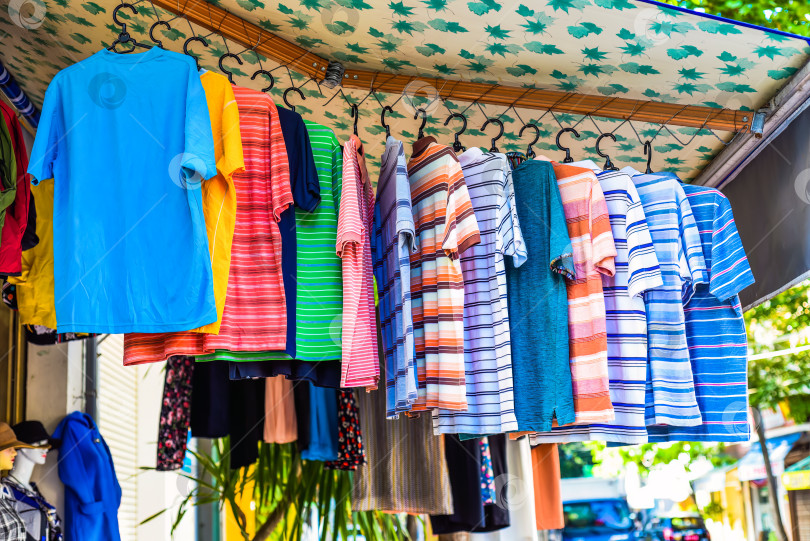 Скачать На вьетнамском рынке в Нячанге висит множество ярких футболок фотосток Ozero