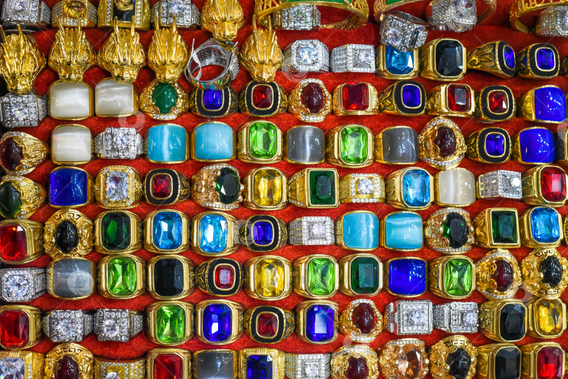 Скачать На вьетнамском ночном рынке представлено множество различных колец с искусственными украшениями фотосток Ozero