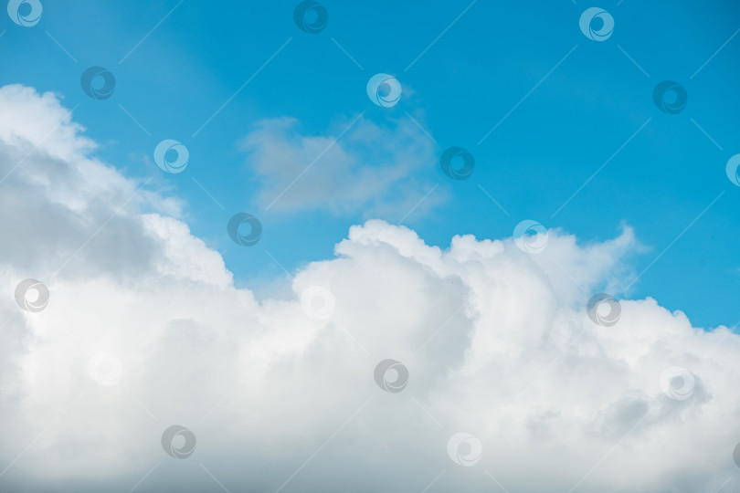 Скачать красивые кучевые облака на фоне голубого неба, природа, обои для рабочего стола фотосток Ozero
