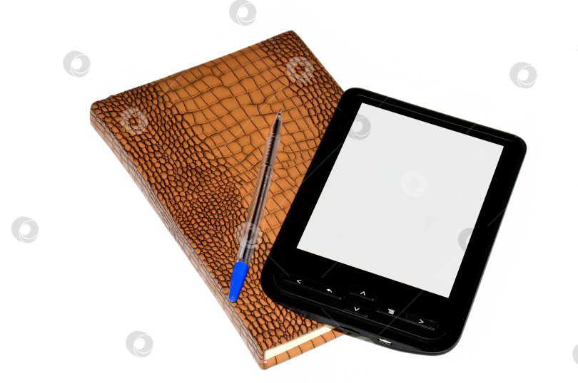 Скачать Электронная книга поверх закрытого блокнота с синей ручкой, выделенной на белом фоне фотосток Ozero