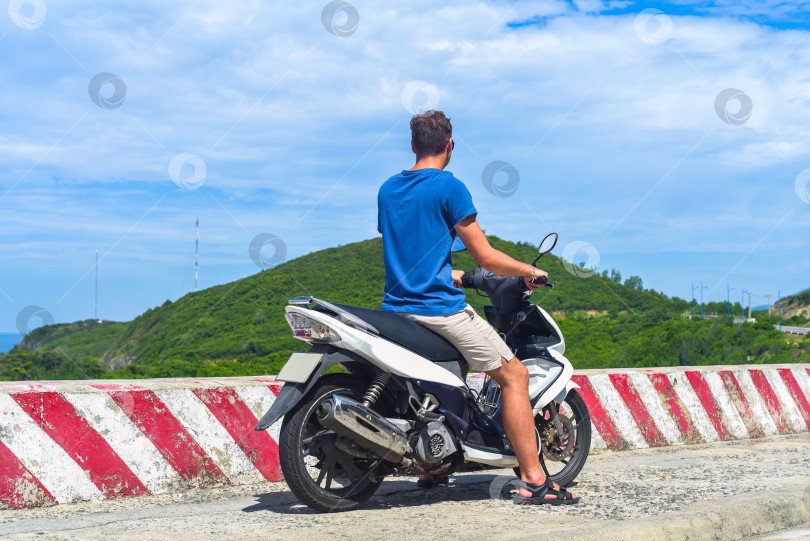 Скачать Молодой человек, водитель мотоцикла, едет по Вьетнаму фотосток Ozero