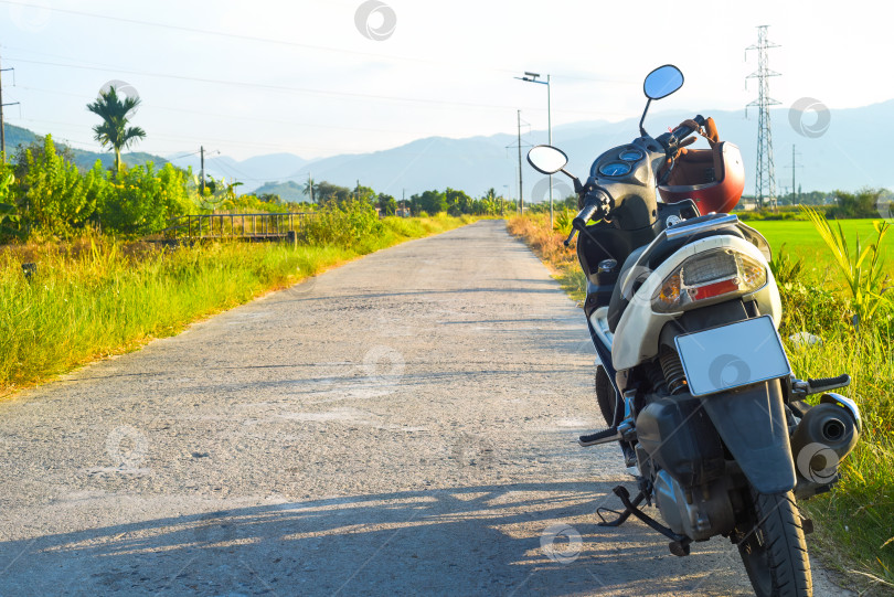 Скачать Мотоцикл на дороге среди рисовых полей во Вьетнаме фотосток Ozero