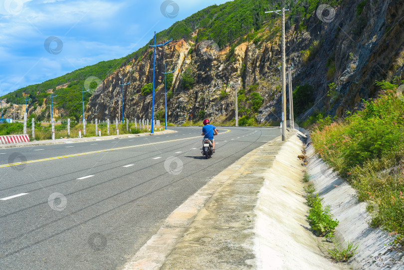Скачать Молодой человек, водитель мотоцикла, едет по Вьетнаму фотосток Ozero