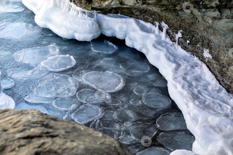 Скачать Темная замерзшая вода Японского моря фотосток Ozero