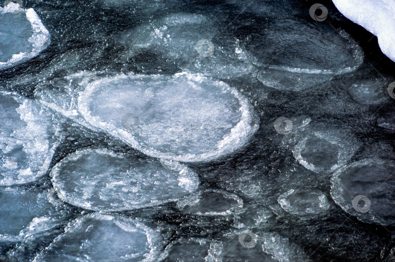 Скачать Темная замерзшая вода Японского моря фотосток Ozero
