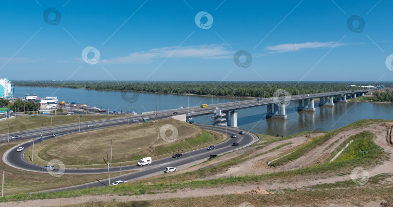 Скачать Замедленная съемка моста с автомобилями на въезде в Барнаул, Россия фотосток Ozero