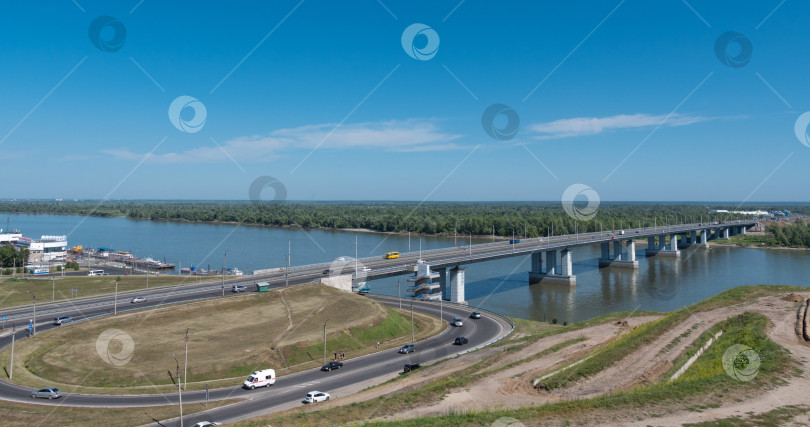 Скачать Замедленная съемка моста с автомобилями на въезде в Барнаул, Россия фотосток Ozero