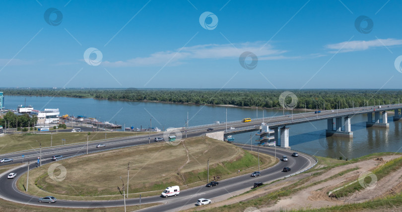 Скачать Замедленная съемка моста с автомобилями на въезде в Барнаул, Россия фотосток Ozero