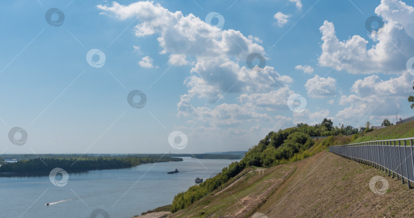 Скачать Замедленная съемка пейзажа река в лесу с плавающими моторными лодками фотосток Ozero