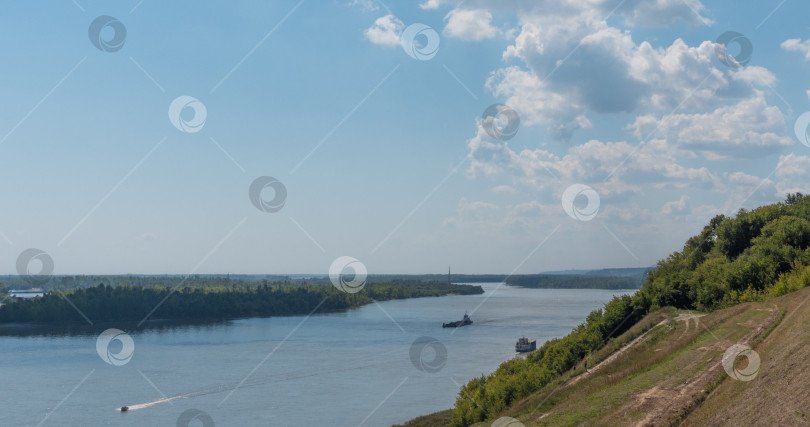 Скачать Замедленная съемка пейзажа река в лесу с плавающими моторными лодками фотосток Ozero