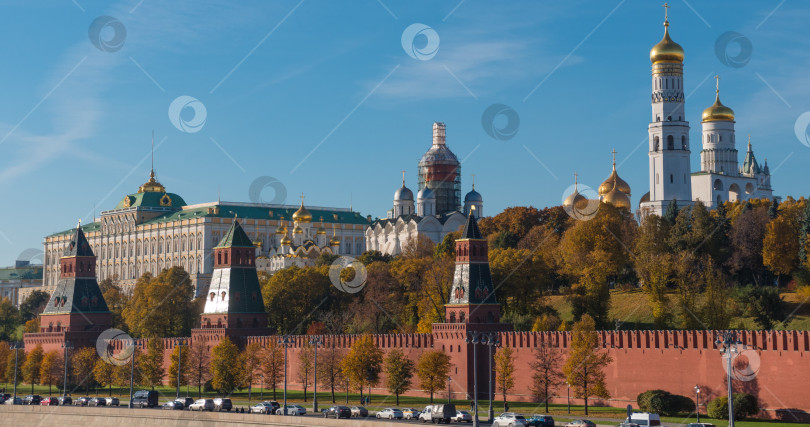 Скачать Прекрасный вид на Московский Кремль с реки в летний таймлапс фотосток Ozero