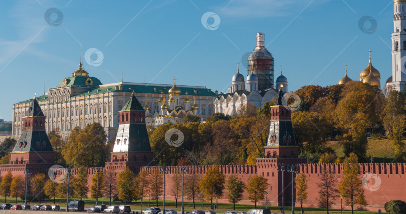 Скачать Прекрасный вид на Московский Кремль с реки в летний таймлапс фотосток Ozero