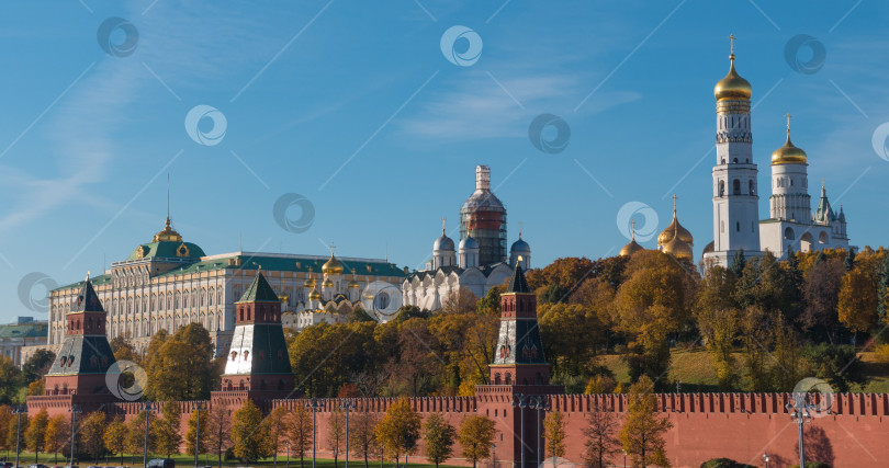 Скачать Прекрасный вид на Московский Кремль с реки в летний таймлапс фотосток Ozero