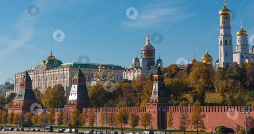 Скачать Прекрасный вид на Московский Кремль с реки в летний таймлапс фотосток Ozero