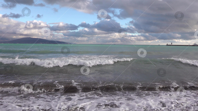 Скачать Вид на бурный морской пейзаж с волнами и Черным морем фотосток Ozero