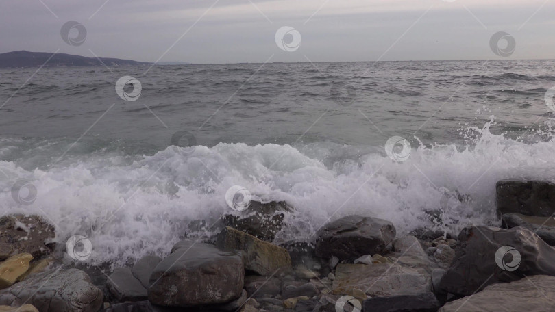 Скачать Вид на бурный морской пейзаж с волнами и Черным морем фотосток Ozero