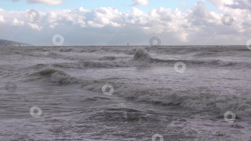 Скачать Вид на бурный морской пейзаж с волнами и Черным морем фотосток Ozero