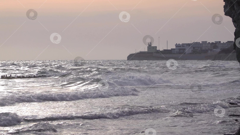 Скачать Вид на бурный морской пейзаж с волнами и Черным морем фотосток Ozero