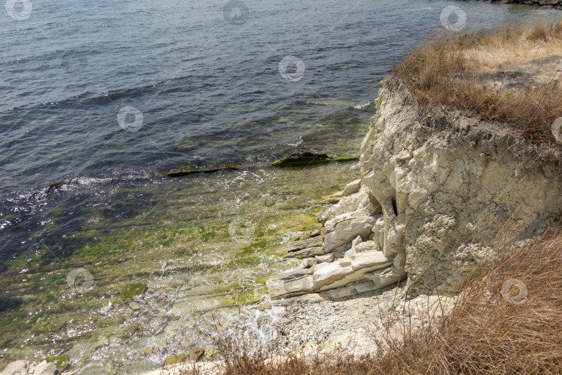 Скачать Побережье Черного моря. лысая гора. Красивое синее море в Новороссийске фотосток Ozero