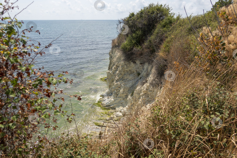 Скачать Побережье Черного моря. лысая гора. Красивое синее море в Новороссийске фотосток Ozero