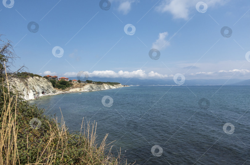 Скачать Побережье Черного моря. лысая гора. Красивое синее море в Новороссийске фотосток Ozero