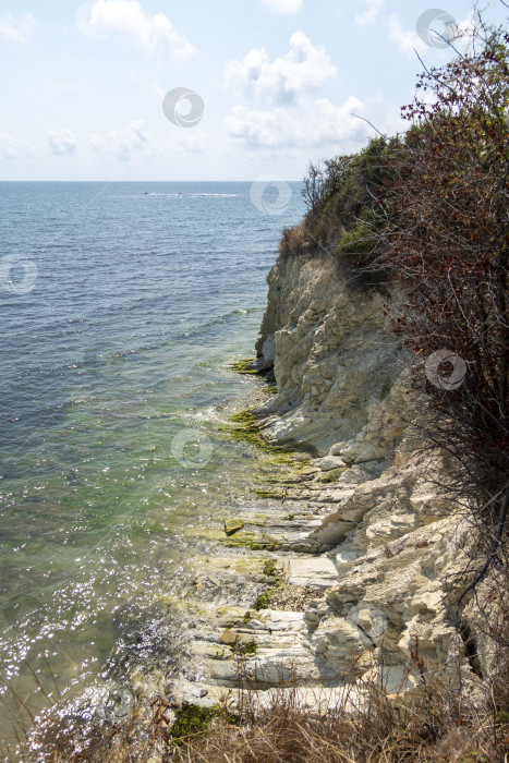 Скачать Побережье Черного моря. лысая гора. Красивое синее море в Новороссийске фотосток Ozero