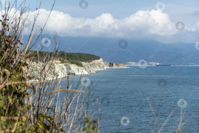 Скачать Побережье Черного моря. лысая гора. Красивое синее море в Новороссийске фотосток Ozero