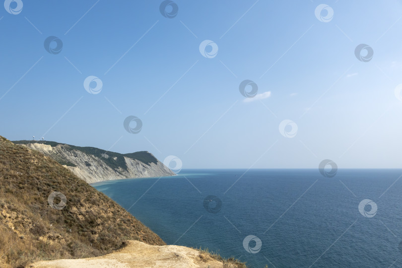 Скачать Побережье Черного моря. лысая гора. Красивое синее море в Анапе фотосток Ozero