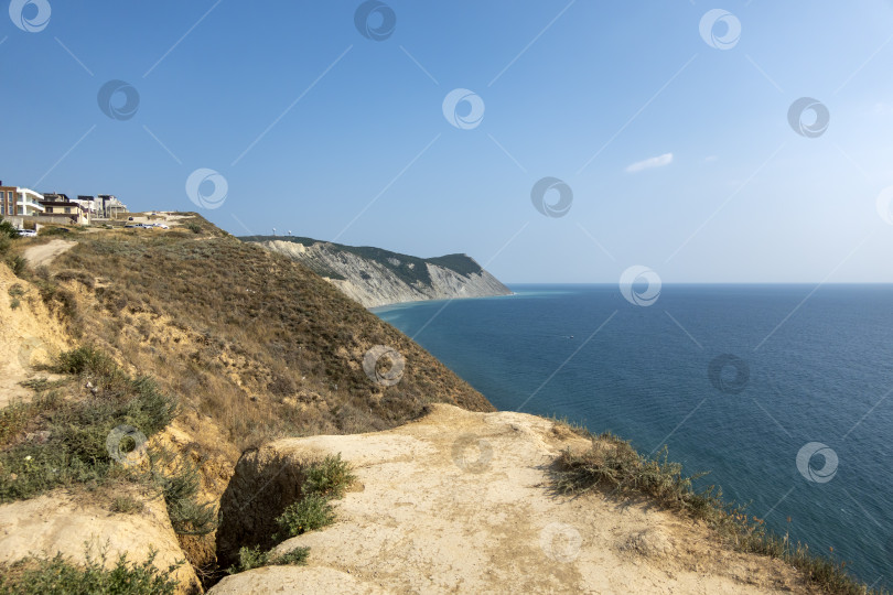 Скачать Побережье Черного моря. лысая гора. Красивое синее море в Анапе фотосток Ozero