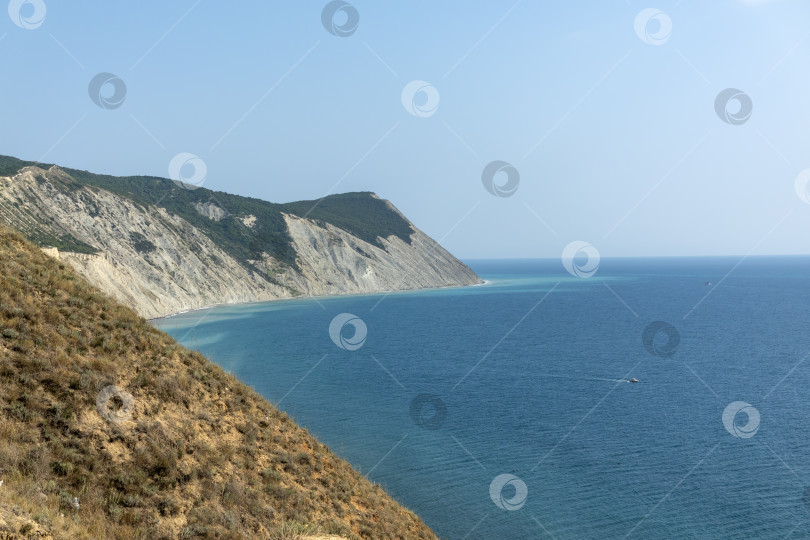 Скачать Побережье Черного моря. лысая гора. Красивое синее море в Анапе фотосток Ozero