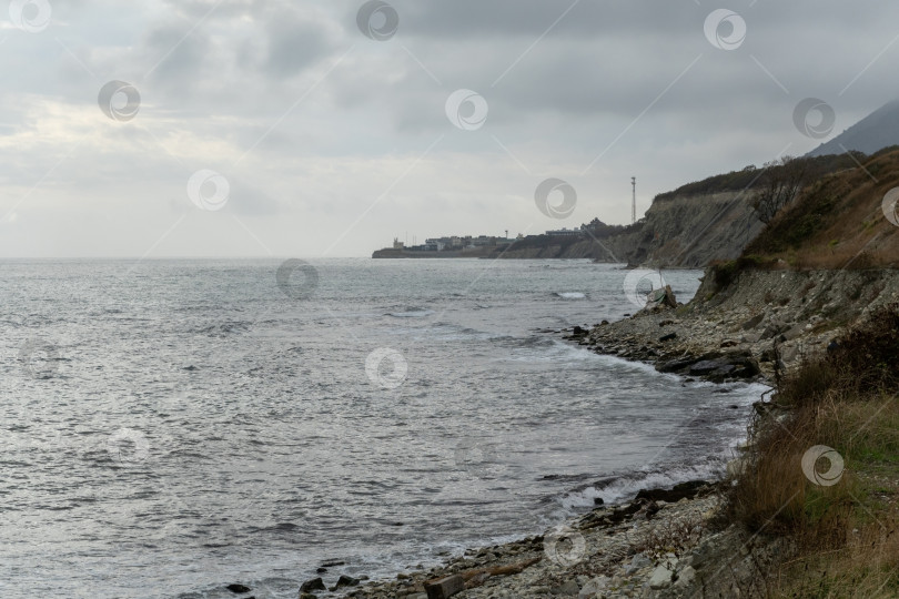 Скачать Вид на бурный морской пейзаж с волнами и Черным морем фотосток Ozero