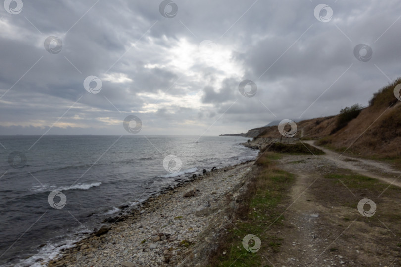 Скачать Вид на бурный морской пейзаж с волнами и Черным морем фотосток Ozero