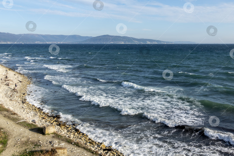 Скачать Вид на бурный морской пейзаж с волнами и Черным морем фотосток Ozero