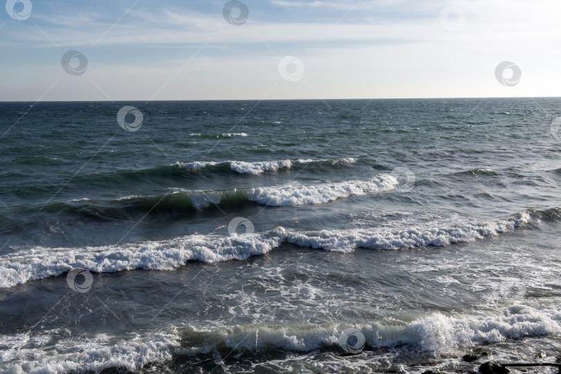 Скачать Вид на бурный морской пейзаж с волнами и Черным морем фотосток Ozero