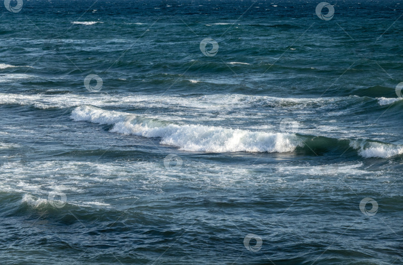 Скачать Вид на бурный морской пейзаж с волнами и Черным морем фотосток Ozero