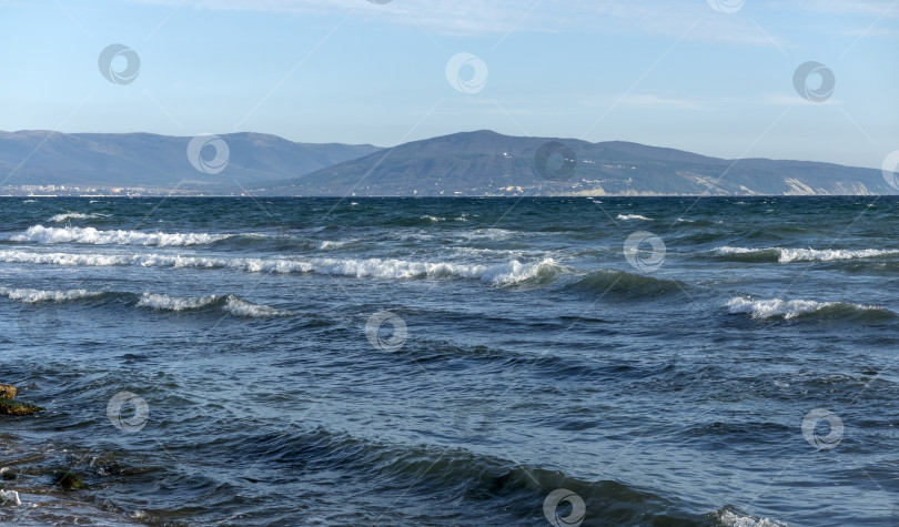 Скачать Вид на бурный морской пейзаж с волнами и Черным морем фотосток Ozero