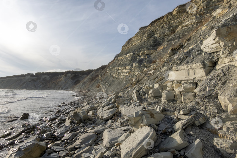 Скачать Скалистый берег Черного моря после шторма фотосток Ozero