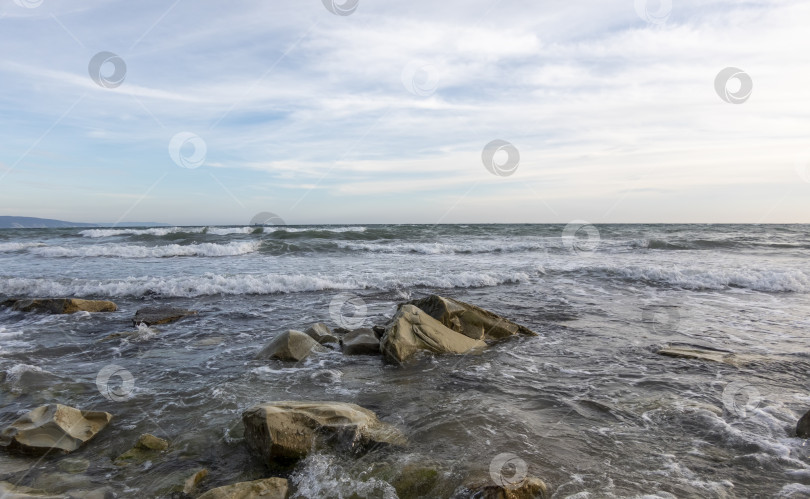 Скачать Вид на бурный морской пейзаж с волнами и Черным морем фотосток Ozero