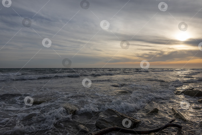 Скачать Закат над водой на фоне солнечного света на Черном море фотосток Ozero