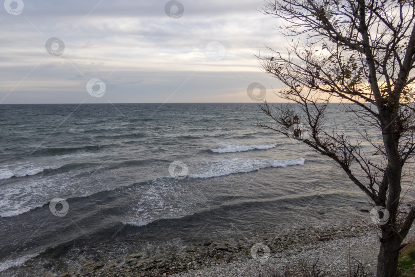 Скачать Вид на бурный морской пейзаж с волнами и Черным морем фотосток Ozero