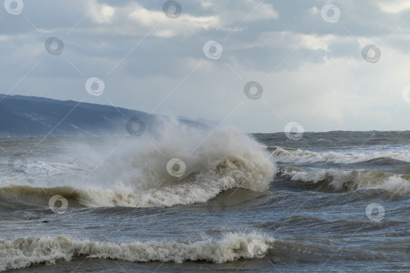 Скачать Вид на бурный морской пейзаж с волнами и Черным морем фотосток Ozero